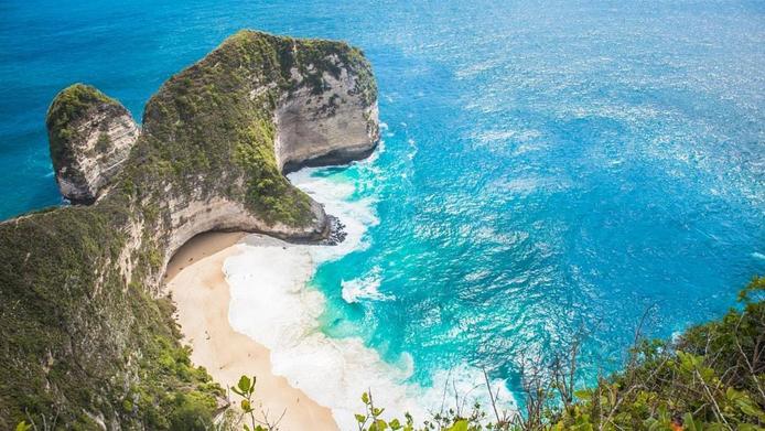 ساحل کلینگینگ، نوسا پنیدا، بالی

ساحل کلینگینگ در بالی که زیبا‌ترین ساحل جهان نامگذاری شده، فقط ۸۰ متر طول دارد. این مکان با صخره‌ معروف خود به شکل ﺗﯿﺮاﻧﻮﺳـﺎرس رﮐـﺲ و دریای آبی روشن و سرسبزی گیاهان گرمسیری، یک مکان عالی برای عکاسی است.