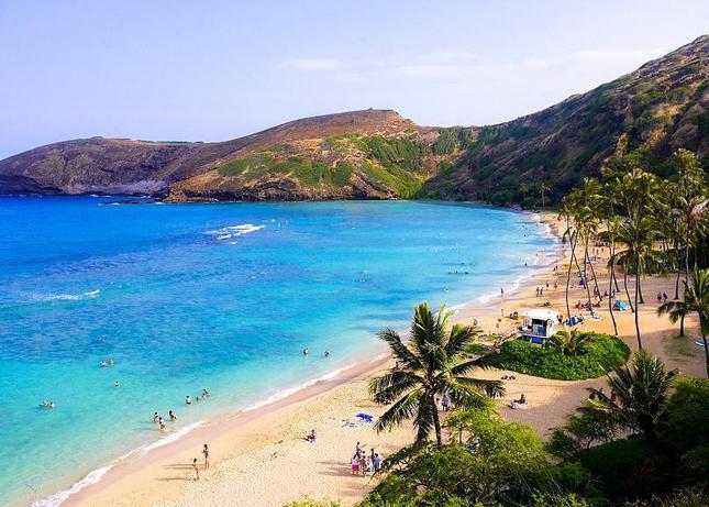 خلیج هانائوما، هاوایی، ایالات متحده آمریکا

یکی از محبوب‌ترین مقاصد گردشگری در هاوایی که در همسایگی هونولولو قرار دارد. منطقه‌ای زیبا که انیمیشن «موآنا» ساخته شده توسط کمپانی دیزنی را نیز تداعی می‌کند.