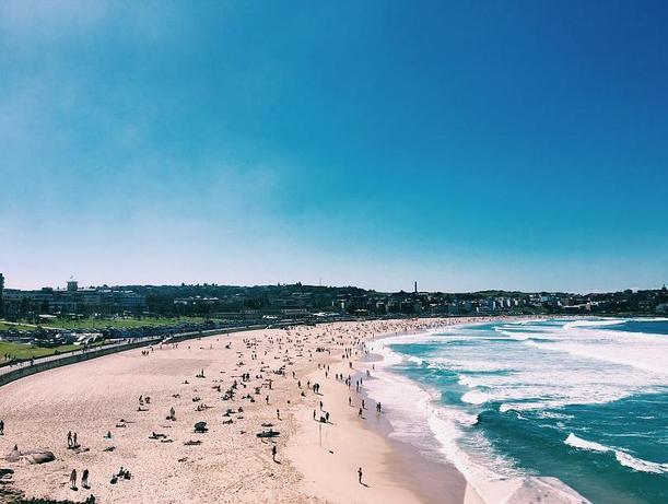 ساحل بوندی، سیدنی، استرالیا

شن و ماسه‌های هلالی شکل ساحل بوندی یکی از بزرگترین جاذبه‌های استرالیا برای گردشگران و افراد محلی است و فقط ۷ کیلومتر با منطقه تجاری مرکزی سیدنی فاصله دارد.