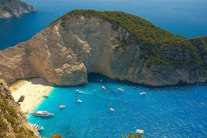 ساحل ناواجیو، زاكينثوس، یونان

این ساحل خیره کننده، به ساحل کشتی شکسته نیز معروف است. در سال ۱۹۸۳ میلادی که یک قایق که محموله سیگار را به یونان قاچاق می‌کرد، در این محل غرق شد.