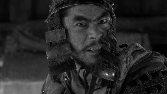 هفت سامورایی، Seven Samurai (۱۹۵۴)


در فیلم هفت سامورایی، توشیرو میفونه (Toshiro Mifune) به عنوان ستاره فیلم در نقش کیکوچیو بازی می‌کند. این فیلم یک حماسه دیدنی و جذاب است و در طول 207 دقیقه قدرت حماسه را نشان می دهد. داستان روی آوردن مستضعفین به قهرمانان، فرمولی است که به نظر می رسد جذابیتی جهانی دارد. به طور خاص ، فیلم هفت سامورایی و برخورد باشکوه و انسانی قهرمان آن باعث الهام بخشیدن به ده‌ها فیلم و بازسازی موارد دیگر شده است.

مطمئنا این اولین داستان سامورایی نیست که به صورت فیلم  درآمده است؛ اما با این وجود فیلم هفت سامورایی به کارگردانی Akira Kurosawa ، یک استاندارد را برای آثار سامورایی تعیین می کند. کوروساوا در زمان ساخت، به هزینه های تولید و جدول زمانی که Toho Studios از او خواسته بود، پایبند نبود و آن را افزایش داد. این فیلم سومین اکران پردرآمد در ژاپن در سال اکرانش شد.