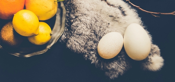  ماسک موی سفید تخم مرغ و آب لیمو

لیمو سرشار از اسید سیتریک است که به طرز شگفت انگیزی روغن اضافی مو و پوست سر شما را از بین ببرد.

مواد مورد نیاز:  سفیده تخم مرغ، یک عدد لیمو

نحوه استفاده: آب یک لیمو را فشار دهید و با سفید تخم مرغ مخلوط کنید. مخلوط را به طور یکنواخت روی پوست سر و مو‌های خود بمالید و  به مدت ۱۰ دقیقه استراحت دهید سپس با آب سرد و شامپوی معمولی شست و شو هید.