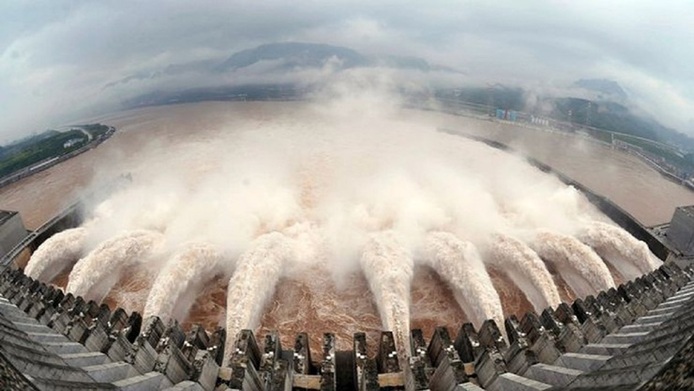 سد سه دره

سد سه‌دره یا سد سه دهانه، یکی از بزرگ‌ترین سد‌های جهان است که بر روی رود یانگ‌تسه در چین ساخته شده‌است. نیروگاه برقابی ساخته‌شده در این سد، بزرگ‌ترین نیروگاه جهان (در بین همهٔ انواع نیروگاه‌ها) است و از نظر برق تولیدی سالیانه بعد از سد ایتایپو در رتبه دوم قرار دارد.

کار ساخت بدنهٔ این سد، در سال ۲۰۰۶ به پایان رسید، ولی هنوز همهٔ توربین‌های آن نصب نشده‌اند. پس از تکمیل، نیروگاه این سد شامل ۳۲ ژنراتور هر یک با توان ۷۰۰ مگاوات خواهد بود.

این سد علاوه بر تولید برق، ظرفیت کشتی رانی رودخانه یانگ‌تسه را افزایش داده و همچنین پتانسیل وقوع سیل در پایین‌دست را به‌کمک فراهم کردن فضای ذخیره سیل کاهش داده است. دولت چین به این پروژه به عنوان یک موفقیت تاریخی، اجتماعی، اقتصادی نگاه می‌کند. توربین‌های بزرگ بسیار پیشرفته نیروگاه این سد گامی به سوی کاهش انتشار گاز‌های گل‌خانه‌ای است.