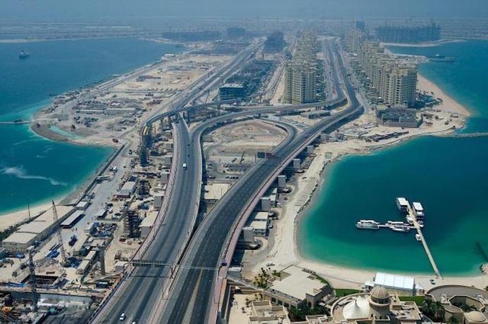  جزایر نخلی

جزیره‌های نخلی سه مجمع الجزایر ساخت بشر است که در شهر دبی، امارات متحده عربی در آب‌های خلیج فارس قرار دارد. این سه جزیره که به شمایل یک درخت نخل هستند، نخل جمیرا، نخل دیره و نخل جبل علی نام دارند. کاربرد این جزایر مسکونی، سرگرمی و تجاری است. با تکمیل این پروژه، ۵۲۰ کیلومتر به خط ساحلی دبی اضافه خواهد شد و بیش از ۱۰۰ هتل لوکس، ۱۰،۰۰۰ ویلای لوکس ساحلی، ۵،۰۰۰ آپارتمان و همچنین ده‌ها پارک آبی، مارینا، رستوران، مرکز خرید، امکانات تفریحی و ورزشی، اسپا، سینما و مراکز ویژهٔ غواصی را به وجود می‌آورد.

نخل جمیرا دارای ۱۷ شاخهٔ عظیم است که توسط یک حصار ۱۲ کیلومتری حفاظت شده می‌باشد. ساخت این جزیره در سال ۲۰۰۱ آغاز شده و در سال ۲۰۰۸ به پایان رسید. مساحت این جزیره ۵ در ۵ کیلومتر است و دارای ۸۶۰ ویلای ساحلی است. نخل دیره بزرگ‌ترین مجمع‌الجزایر از مجموعهٔ جزیره‌های نخلی دبی است و بیش از ۸،۰۰۰ ویلای مسکونی و لوکس بر روی آن ساخته خواهد شد که هر کدام دسترسی خصوصی به ساحل خواهند داشت. نخل جبل علی ۵۰٪ از جمیرا بزرگ‌تر است و شامل ۶ مارینا (ساحل تفریحی)، یک پارک آبی، دهکده دریا و موج‌شکن‌ها است. این جزیره دارای ۱۷ شاخه است. لازم به ذکر است که هنوز هم ساخت این جزایر به طور کامل به پایان نرسیده است.