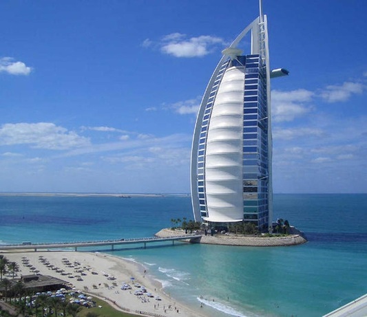 برج العرب

برج العرب نام هتلی مجلل در دوبی، امارات متحده عربی است. ساختمان آن ۳۲۱ متر ارتفاع دارد و در جزیره‌ای مصنوعی ۲۸۰ متر از خشکی بنا شده‌است. کوچک‌ترین اتاق هتل ۱۶۹ و بزرگ‌ترین اتاق آن ۷۸۰ متر مربع مساحت دارند. غالباً هتل برج العرب را «تن‌ها هتل ۷ ستاره جهان» می‌نامند، اما همیشه تعداد ستاره‌های آن مورد بحث بوده است. هفت طبقه از این هتل به صورت آکواریوم در زیر دریا وجود دارد. اجاره کوچک‌ترین اتاق این هتل شبی ۶ هزار درهم است. سرو هر غذا در این هتل کمتر از ۱۰۰۰ درهم نیست.

لابی آتریوم برج العرب بلندترین آن در نوع خود در جهان است. زیرا در ارتفاع ۱۸۰ متری واقع شده. آتریوم بیش از یک سوم فضای داخل هتل را در برمی گیرد. درحالیکه معماری بیرونی هتل یک معماری کاملاً مدرن است، اما معماری داخلی هتل ترکیبی از سبک شرقی و غربی بصورت بسیار لوکس می‌باشد. در لابی نیم طبقه، یک فواره، یک ستاره سه بعدی اسلامی را بوجود می‌آورد. با وجود اندازه بزرگ برج العرب، تنها ۲۸ طبقه دوبل با ۲۰۲ سوییت دارد.