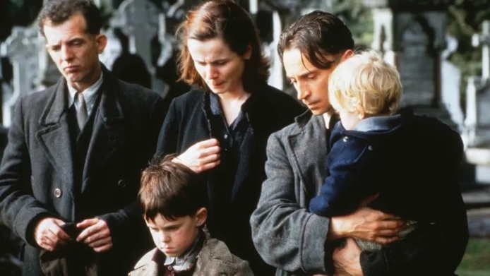خاکستر آنجلا (۱۹۹۹)

این فیلم که بر اساس کتاب خاطرات فرانک مک کورت ساخته شده و نامزد اسکار است، داستانی از فقر را روایت می‌کند و در مورد خانواده‌ای ایرلندی است که در جست و جوی یک زندگی بهتر به آمریکا مهاجرت می‌کنند، اما نمی‌توانند به زندگی خود در این کشور ادامه دهند و مجبور می‌شوند به وطنشان در جمهوری ایرلند بازگردند.