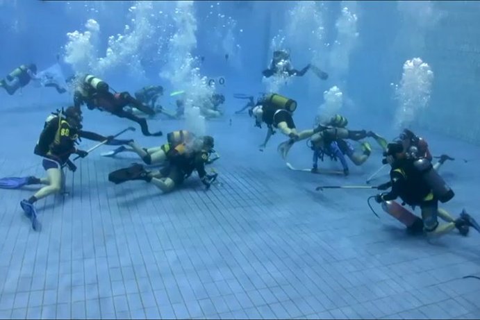 هاکی زیر آب

هاکی زیر آب به نوعی بازی هاکی اطلاق می‌شود که در زیر آب برگزار می‌گردد. این ورزش در سال ۱۹۵۴ و در کشور انگلستان به وجود آمده است.