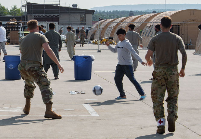 خلبانان نیروی هوایی آمریکا با کودکان پناهجوی افغان در پایگاه هوایی رامشتاین در آلمان فوتبال بازی می کنند
