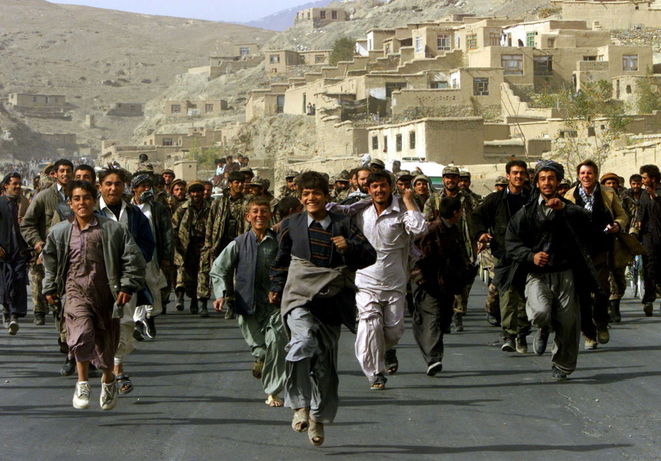 ساکنین کابل در حال همراهی مبارزین اتحادیه شمالی که به کابل وارد شدند

