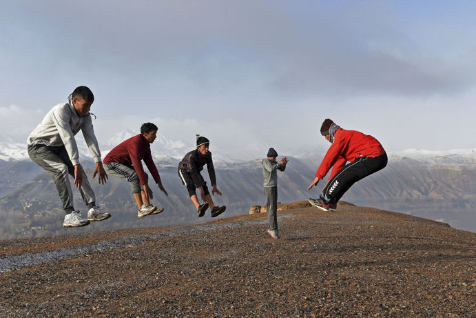 ورزشکاران در تپه های سلسال بودا در افغانستان
