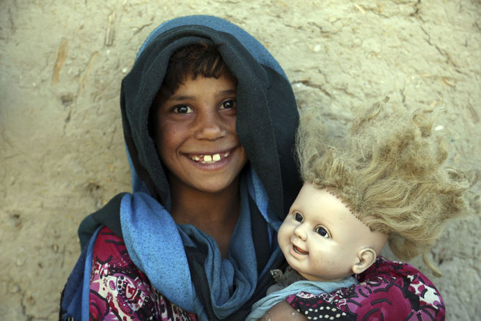 دختر افغانستانی با عروسکش در اطراف کابل
