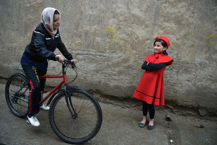 دوچرخه سوار با دخترش در کابل
