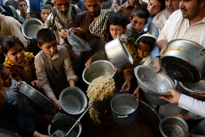 کودکان افغانستانی در انتظار غذا در جلال آباد
