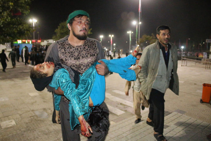 مرد افغانستانی با دختر زخمی اش پس از حمله شبه نظامیان در کابل
