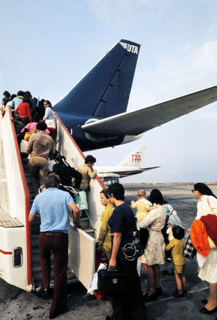 پناهندگان اروپایی در حال تخلیه لیسبون سال ۱۹۷۵
