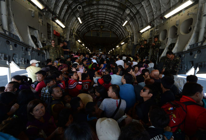قربانیان طوفان قبل از اینکه به مانیل منتقل شوند در هواپیمای باربری C17 نیروی هوایی آمریکا