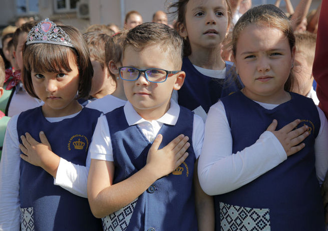 لباس مدرسه دانش آموزان در رومانی
