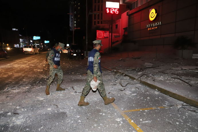 ارتش در خیابان پس از زمین لرزه قوی در مکزیک

