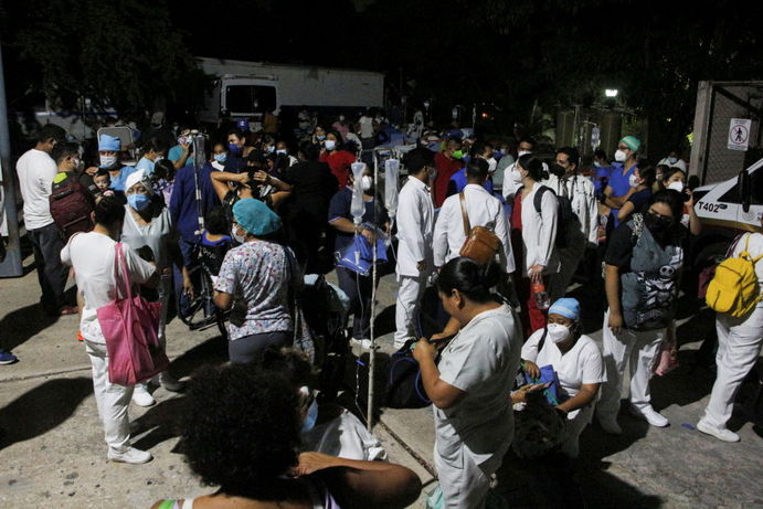 پزشکان و بیماران در خیابان پس از زمین لرزه شدید در مکزیک
