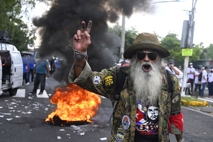 مردی در حال اعتراض در سان سالوادور
