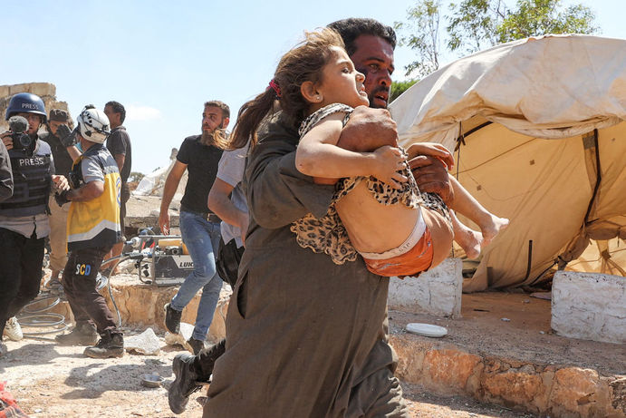 مردی در حال فرار با دخترش در سوریه
