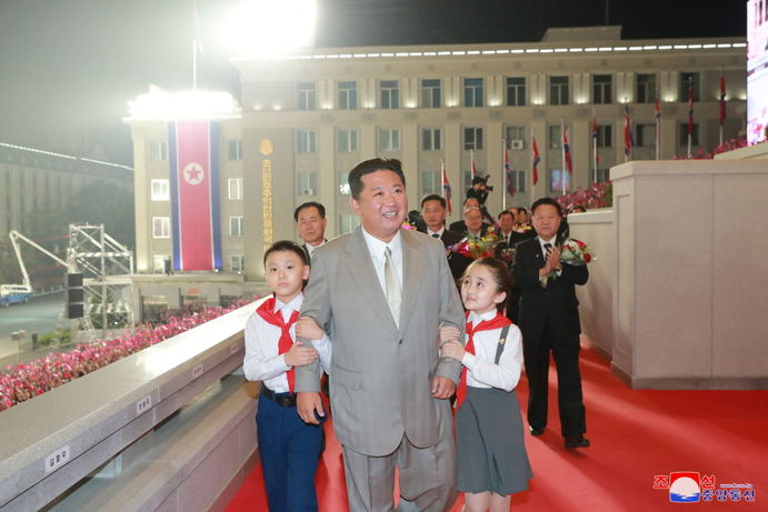 رهبر کره شمالی در رژه نظامی به مناسبت ۷۳ مین سال تاسیس جمهوری
