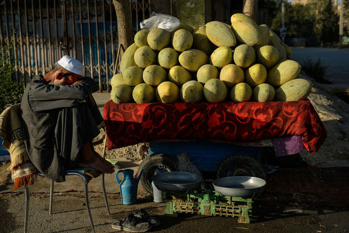 میوه فروش در خیابانی در کابل
