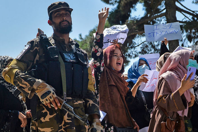 راهپیمایی زنان افغانستانی ضد طالبان نزدیک سفارت پاکستان در کابل
