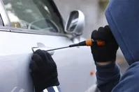 فیلم| شگرد حیرت‌انگیز سارق برای سرقت از یک خودرو