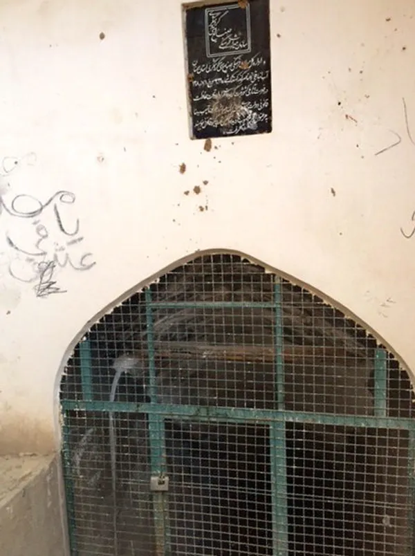 آب انبار قدیمی که اداره میراث مرمت کرده ولی مالک (اداره اوقاف) به در آن قفل زده
