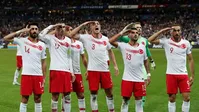 تکرار سلام نظامی جنجال‌برانگیز فوتبالیست‌های ترک+عکس