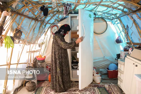 صبریه سرمیلی، ۵۸ ساله، دارای ۷ فرزند است. او روزها با دف زدن برای نوه&zwnj;هایش، به آن&zwnj;ها روحیه می&zwnj;دهد. همسر صبریه جانباز ۲۵ درصد است. آنها به همراه هم محوطه ورودی به چادر را با استفاده از نی به عنوان آشپزخانه ساخته&zwnj;اند.