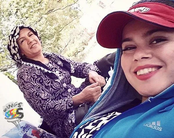 سونیا گماری بانوی قایقران در کنار مادرش