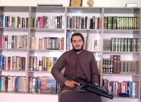 یک عضو طالبان مسلح پس از مصادره خانه امرالله صالح در پنجشیر

