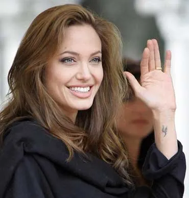 آنجلینا جولی

خانم جولی هنرپیشه معروف هالیوود دلیل جالبی برای نداشتن موبایل دارد. این خانم برای اینکه از دست مزاحم تلفنی هایش که اغلب هواداران تیفوسی خودش و همسرش آقای پیت هستند تصمیم گرفت این وسیله ارتباطی را کلا کنار بگذارد تا هم خیال خودش و هم خیال هوادارانش را راحت کرده باشد.