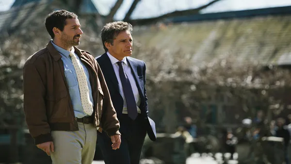 
The Meyerowitz Stories | داستان&zwnj;های مایروویتز


نمره منتقدان: ۹۲ از ۱۰۰

&laquo;داستان&zwnj;های مایروویتز&raquo; با سایر ساخته&zwnj;های نتفلیکس تفاوت دارد. این کمدی درام خانوادگی داستان ساده&zwnj;ای دارد که با جذابیت قابل قبولی روایت می&zwnj;شود. بن استیلر و آدام سندلر که بیشتر به دلیل هنرنمایی در فیلم&zwnj;های کمدی شناخته می&zwnj;شوند، در فیلم &laquo;داستان&zwnj;های مایروویتز&raquo; یکی از متفاوت&zwnj;ترین هنرنمایی&zwnj;هایشان را به نمایش گذاشته&zwnj;اند. این فیلم نه تنها یکی از بهترین بلکه یکی از متفاوت&zwnj;ترین درام&zwnj;های دهه ۲۰۱۰ میلادی است که تماشای آن خالی از لطف نیست.

خلاصه داستان: خانواده مایروویتز گذشته عجیبی دارند. آن&zwnj;ها به دلیل اختلافات و حوادثی که در زندگی داشته&zwnj;اند، معمولا به&zwnj;دور از یکدیگر زندگی می&zwnj;کنند. اما همه اعضای خانواده یک دلیل منطقی برای جمع&zwnj;شدن پیدا کرده&zwnj;اند. نمایش آثار هنری پدر خانواده در یک رویداد مهم هنری آن هم در نیویورک باعث می&zwnj;شود خانواده مایروویتز دوباره خانواده باشد.