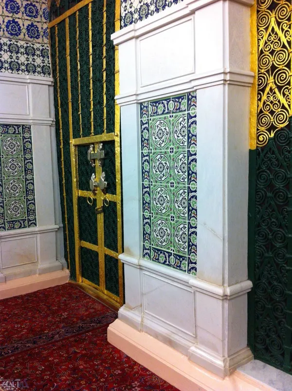 در خانه حضرت زهرا(س) در مقابل باب جبرائيل(ع)