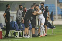 خوش و بش خلیل زاده با نیمکت پرسپولیس/عکس