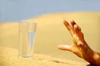 از آفتاب طولانی مدت تا دیابت؛ چرا بیش از حد تشنه می‌شویم؟
