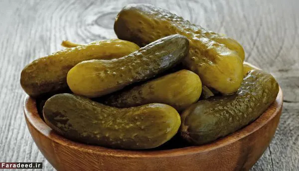  
خیارشور
اغلب خیارشور را در یخچال نگه میدارند، ولی واقعاً نیازی به این کار نیست. همان فرآیند تولید خیار شور، که شامل مصرف نمک بالا هم میشود، خیارشور را از یخچال بی نیاز میکند. در واقع، خودِ ترشی انداختن یکی از روشهای نگهداری به شمار می&zwnj;رود.