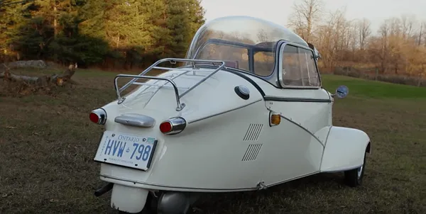 
Messerschmitt KR۲۰۰
این خودروی عجیب توسط مهندس مشهور هواپیمایی Fritz Fend طراحی شده است که یکی از برجسته&zwnj;ترین موارد عجیب در تاریخ خودرو است. سازنده هواپیمای آلمانی Messerschmitt تقریباً ۴۰ هزار دستگاه از این خودرو را از سال ۱۹۵۵ تا ۱۹۶۴ تولید کرده است. جذابیت این اتومبیل به دلیل داشتن سه چرخ و یک میله بزرگ برای فرمان دهی به جای چرخ است.


