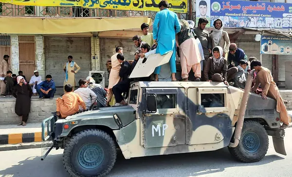 شبه نظامیان طالبان و مردم با خودروی Humvee در ولایت لغمان افغانستان
