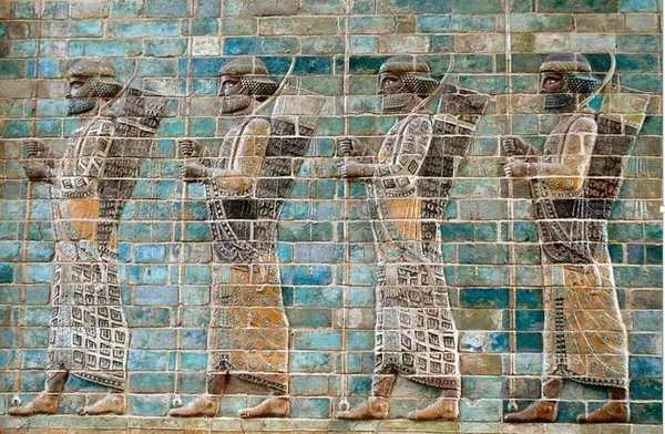 ۱۰ هزار جاودانه

از ترسناک&zwnj;ترین و مشهورترین ارتش&zwnj;های دوران باستان، از یک نیروی جنگی ۱۰ هزار نفری میتوان نام برد که با امپراتوری هخامنشی ایران در ارتباط بودند. در شرح وقایع نگاری یونانی هرودوت در مورد حمله پارسیان به یونان نام آن&zwnj;ها ذکر می&zwnj;شود، جایی که از این گروه به عنوان "بهترین، با شکوه&zwnj;ترین و مجهزترین" سربازان تحت فرماندهی پادشاه خشایارشا یاد شده است. به گفته هرودوت، لقب جاودانه "Immortals" به این دلیل بوجود آمده است که این واحد همیشه به همان تعداد نیرو داشته است. اگر حتی یک نفر از جاودانگان در جنگ بیمار شده یا می&zwnj;مرد، بلافاصله فردی جایگزین وی می&zwnj;شد تا قدرت این واحد هرگز بیشتر یا کمتر از ۱۰ هزار نفر نباشد.


فقط کسانی که از نژاد پارسی بودند اجازه خدمت در این واحد را داشتند. آن&zwnj;ها به جواهرات و طلا آراسته شده تا جایگاه والای خود را به رخ بکشند. این ۱۰ هزار نفر در درجه اول به عنوان محافظ شخصی شاه خدمت می&zwnj;کردند، اما در زمان جنگ نیز به میدان می&zwnj;رفتند. مشهورترین اقدام آن&zwnj;ها در جریان پیروزی ایرانیان در نبرد ترموپیل در سال ۴۸۰ قبل از میلاد بود، وقتی راهی مسدود شده را پشت سر گذاشتند و از عقب به یونانیان تحت هدایت اسپارت حمله کردند.