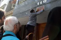 نصب کاشی ماندگار بر سردر منزل ناصر مسعودی+تصاویر