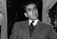 عکس/ «فوزیه، اشرف و محمدرضا پهلوی» در بندر شاهپور؛ اسفند ۱۳۱۷