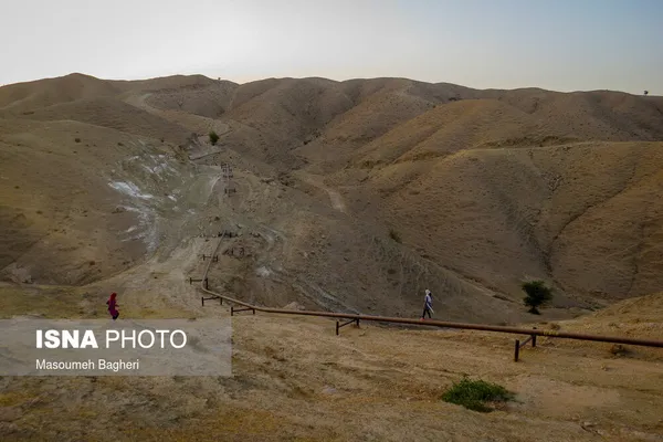 لوله&zwnj;های انتقال نفت درمیان کوههای روستای تمبی.
