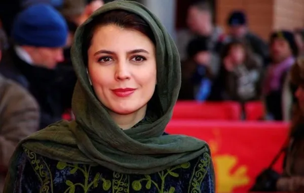 لیلا حاتمی
لیلا حاتمی فارغ التحصیل رشته ادبیات فرانسه از دانشگاه لوزان سوئیس و دانشجوی انصرافی رشته مهندسی برق از دانشگاه صنعتی امیر کبیر است. لیلا حاتمی را می&zwnj;توان اولین بازیگر مشهور ایرانی دانست که به بیش از یک زبان خارجی تسلط دارد. او با داوری در فستیوال کن، بازیگران ایرانی را در مرکز توجه قرار داد. یکی از دلایل موفقیت این هنرمند، تسلط وی به ۴ زبان دنیا همچون انگلیسی، آلمانی، فرانسه و ایتالیایی است.