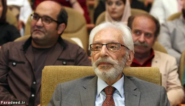 جمشید مشایخی
سال ۸۲ اولین تصاویر از چهره هنرمندان روی بیلبورد&zwnj;ها رفت. در آن سال تصویری از جمشید مشایخی را در پوستر&zwnj;ها و بیلبوردهای تبلغیاتی می&zwnj;دیدیم که یک برند کولر گازی را تبلیغ می&zwnj;کرد. کاری که شاید از نگاه خیلی از هم نسل&zwnj;های او وجهه هنری&zwnj;اش را زیر سوال می&zwnj;برد، اما همین اقدام او، راه را برای هنرمندان دیگر در این کار باز کرد.