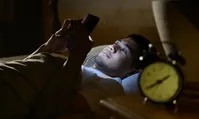 استفاده از گوشی قبل از خواب چه بلایی سر بدن می‌آورد؟