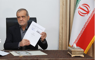 تصاویر لحظه امضای تفاهم ایران و آمریکا توسط پزشکیان